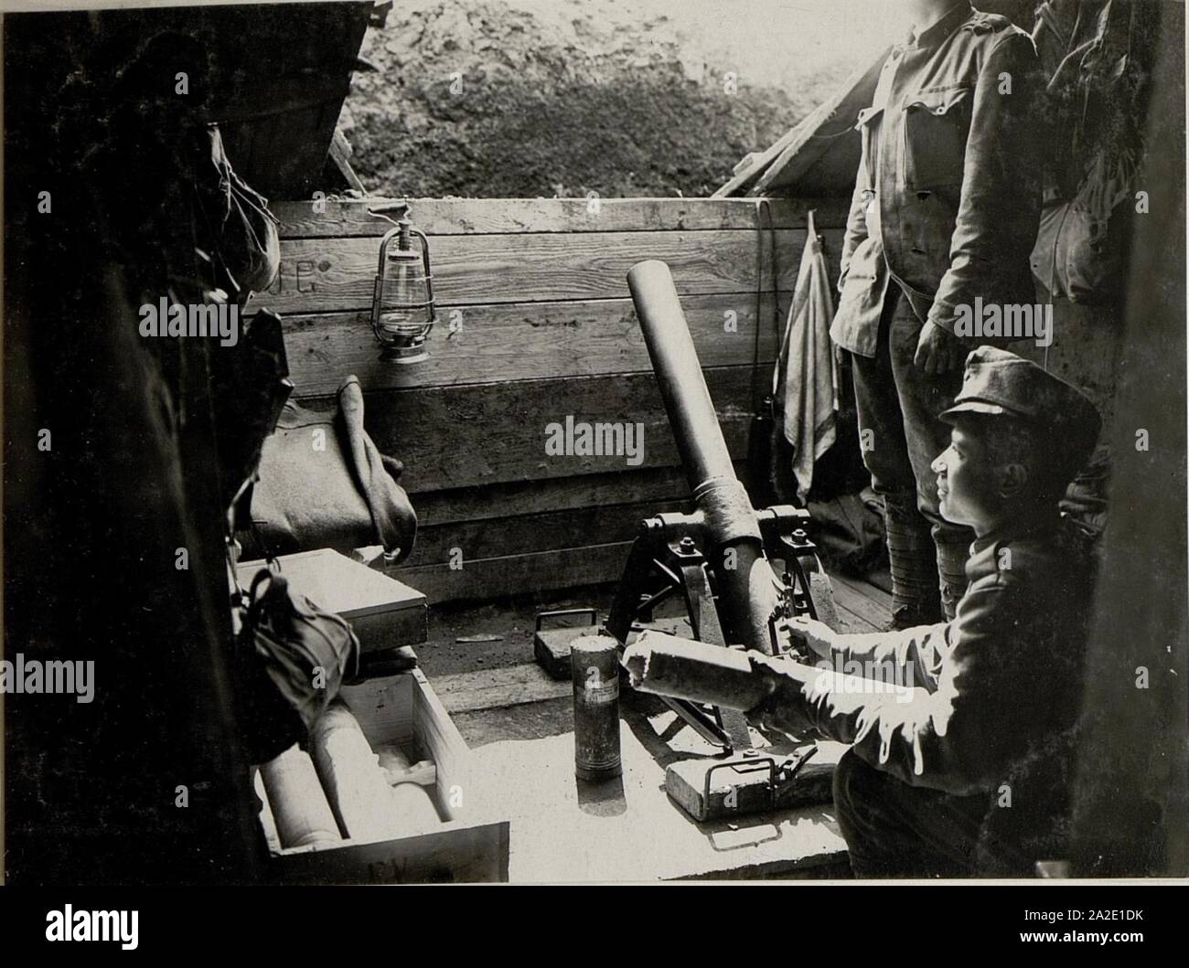 Ein 12 cm Minenwerfer in gedeckter Stellung bei der 10. Kompanie des Honved Infanterieregimentes 24., am 29.VII.1916 Foto Stock
