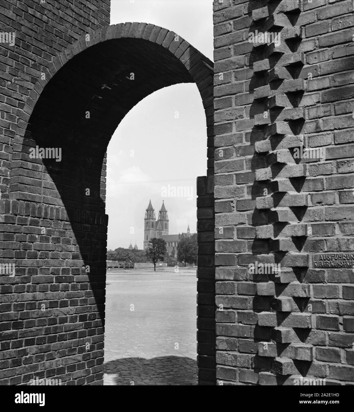 Blick durch einen Torbogen auf den Dom zu Magdeburg, Deutschland 1930er Jahre. Vista attraverso un arco alla Cattedrale di Magdeburgo, Germania 1930s. Foto Stock