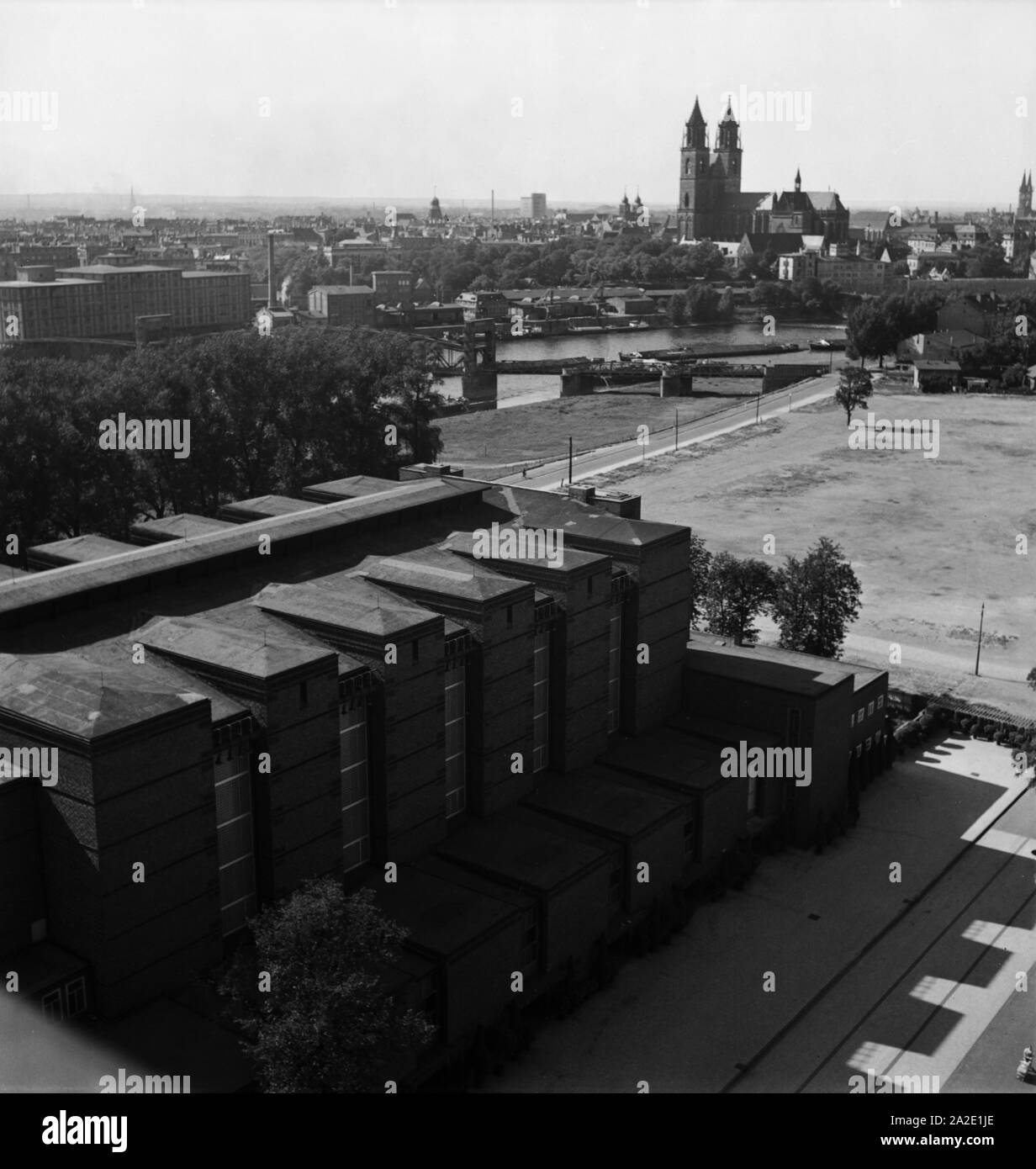 Blick über die Elbe zum Dom von Magdeburg, Deutschland 1930er Jahre. Vista sul fiume Elba alla Cattedrale di Magdeburgo, Germania 1930s. Foto Stock