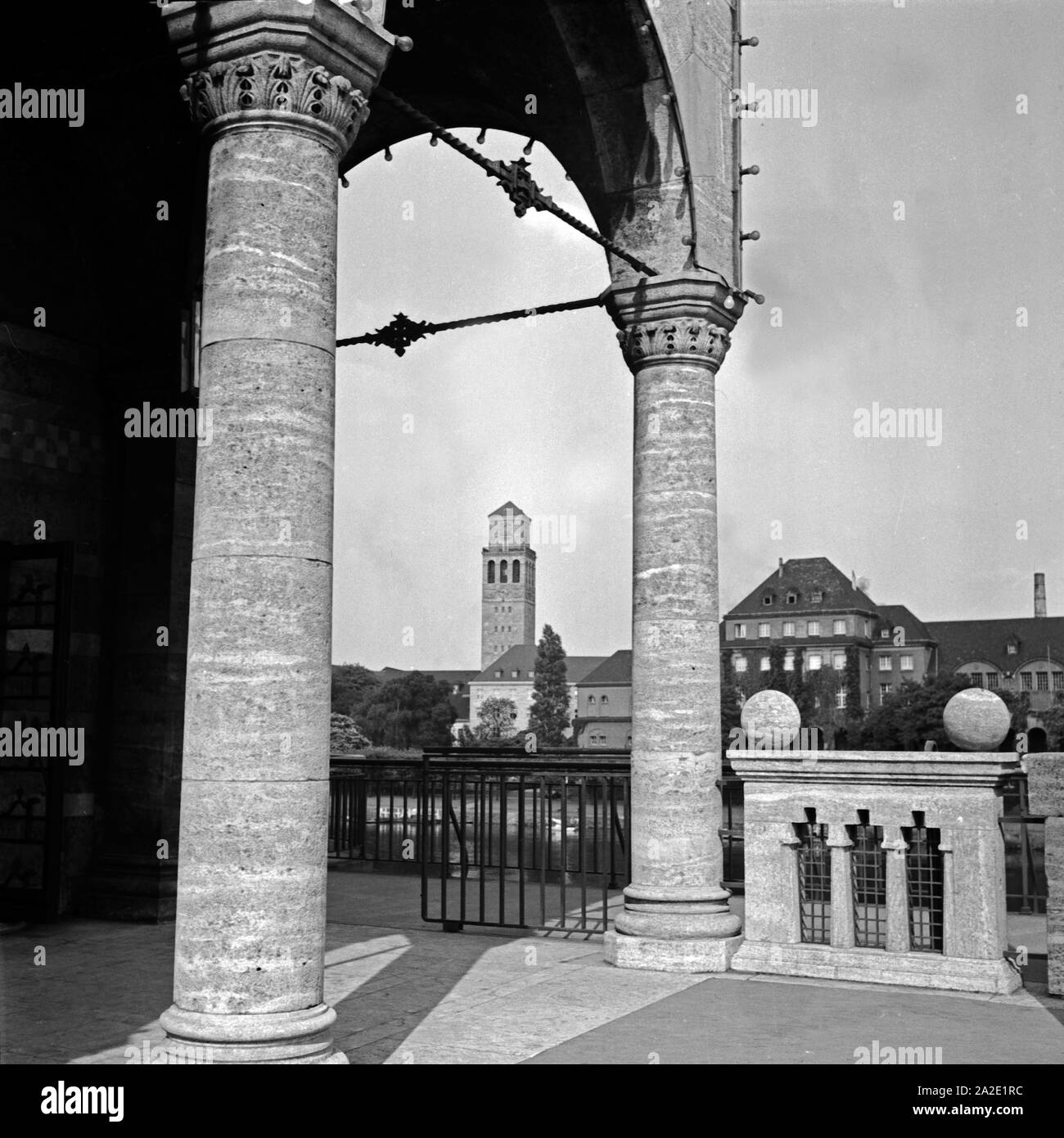 Blick auf das Rathaus von Mülheim an der Ruhr, Deutschland 1930er Jahre. Vista di Muelheim city hall, Germania 1930s. Foto Stock