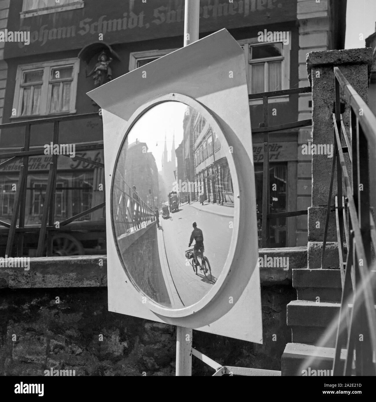 Die Domstraße in Würzburg spiegelt sich in einem Rückspiegel einer Ausfahrt, Deutschland 1930er Jahre. Domstrasse avenue riflettendo come in uno specchio, in corrispondenza di una uscita a Würzburg, Germania 1930s. Foto Stock