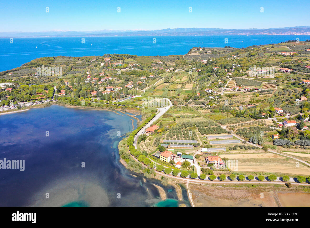 Vista aerea con drone oltre la slovena parco nazionale di Sicciole e Golfo di Trieste con Alpi in background Foto Stock