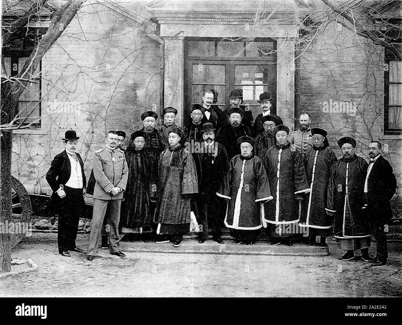 Ein Prinzendiner im Januar 1902. Rechts von mir Prinz Kung, Prinz Tschun, links von mir Prinz Su, Prinz Tao, Prinz Lan. Foto Stock