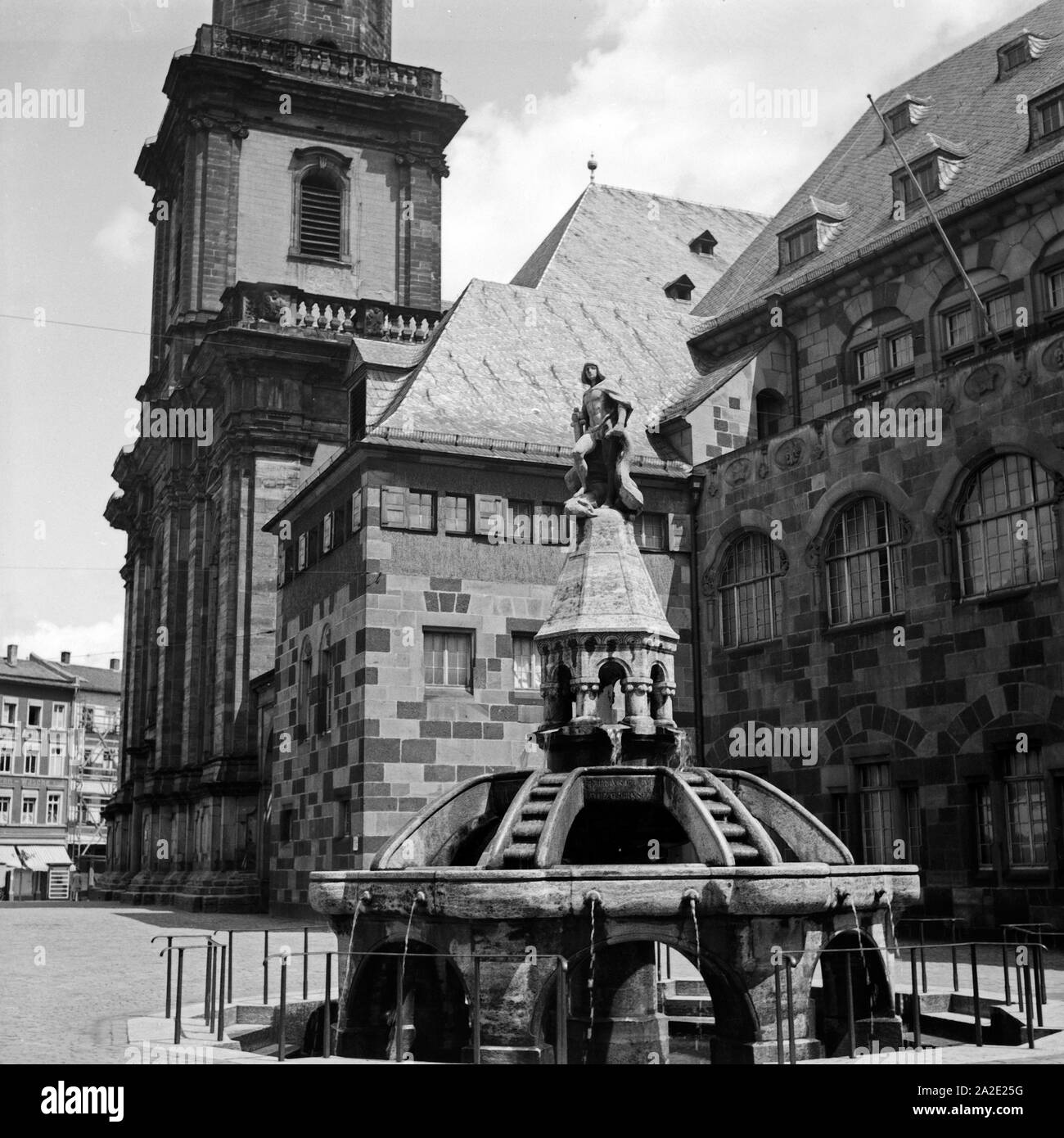 Brunnen an der Dreifaltigkeitskirche in Worms, Deutschland 1930s. Fontana nella chiesa della trinità a Worms, Germania 1930s. Foto Stock