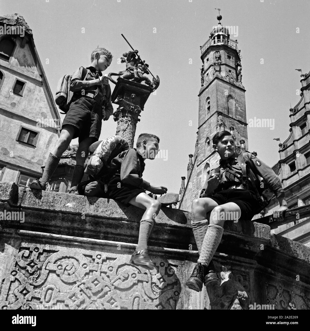 Drei Hitlerjungen a Rothenburg ob der Tauber, Deutschland 1930er Jahre. Tre giovani di Hitler a Rothenburg ob der Tauber, Germania 1930s. Foto Stock