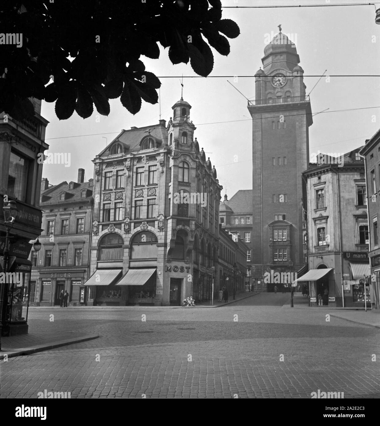 Stadtszene am Rathaus von Plauen, Deutschland 1930er Jahre. La città di Plauen, Germania 1930s. Foto Stock