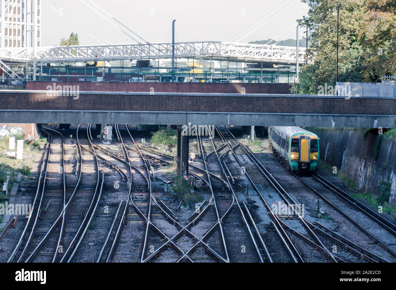 Southern azionati i treni in partenza dalla stazione di East Croydon verso sud Foto Stock