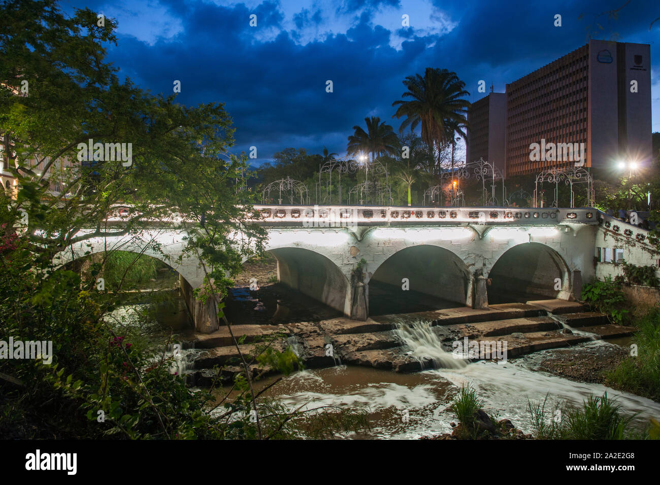 Il Fiume Cali in esecuzione sotto il ponte di Ortiz nel centro della città di Cali in Colombia. Foto Stock