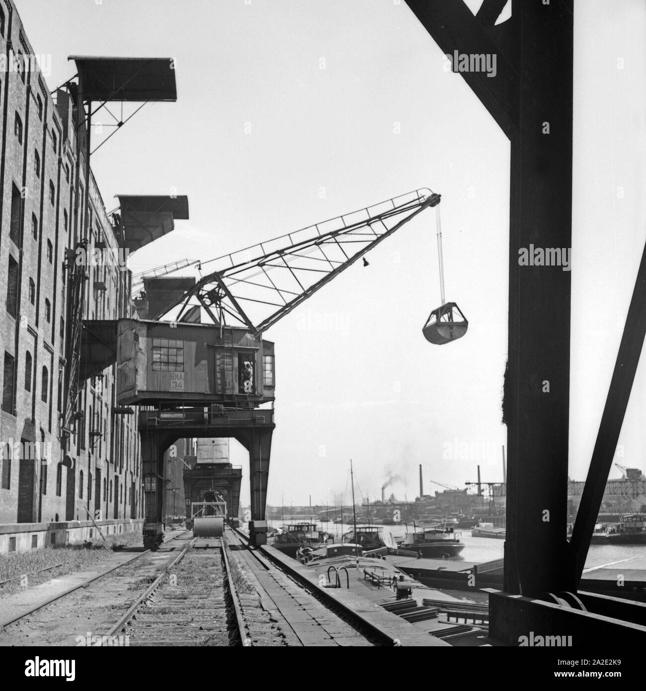 Am Güterhafen in Ludwigshafen am Rhein, Deutschalnd 1930er Jahre. La gru al porto di Ludwigshafen, Germania 1930s. Foto Stock
