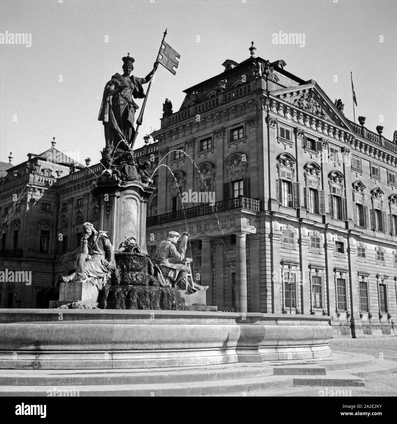 Brunnen vor der Residenz zu Würzburg, Deutschland 1930er Jahre. Fontana nella parte anteriore della Residenza di Würzburg, Germania 1930s. Foto Stock
