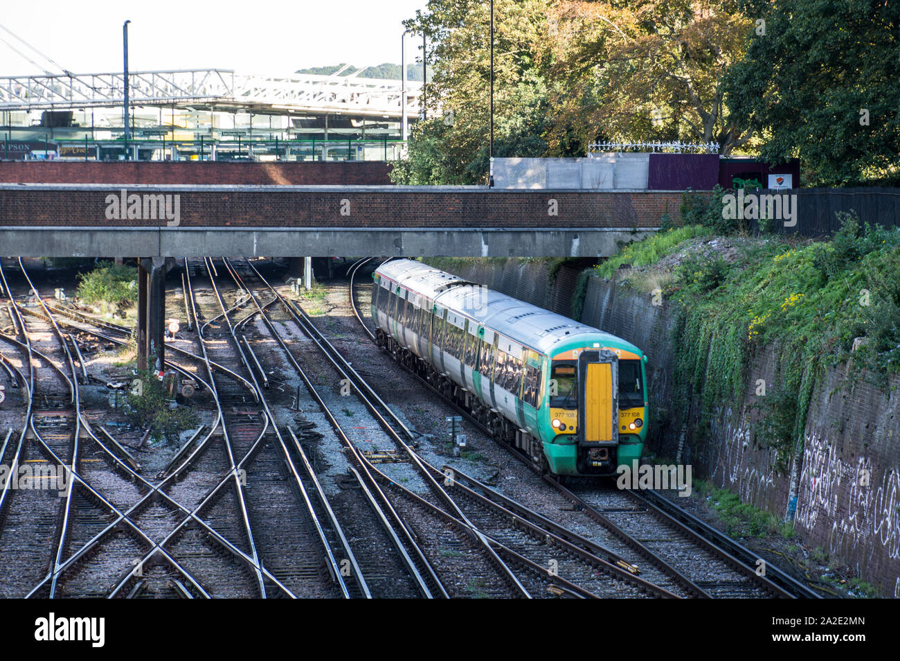 Southern azionati i treni in partenza dalla stazione di East Croydon verso sud Foto Stock