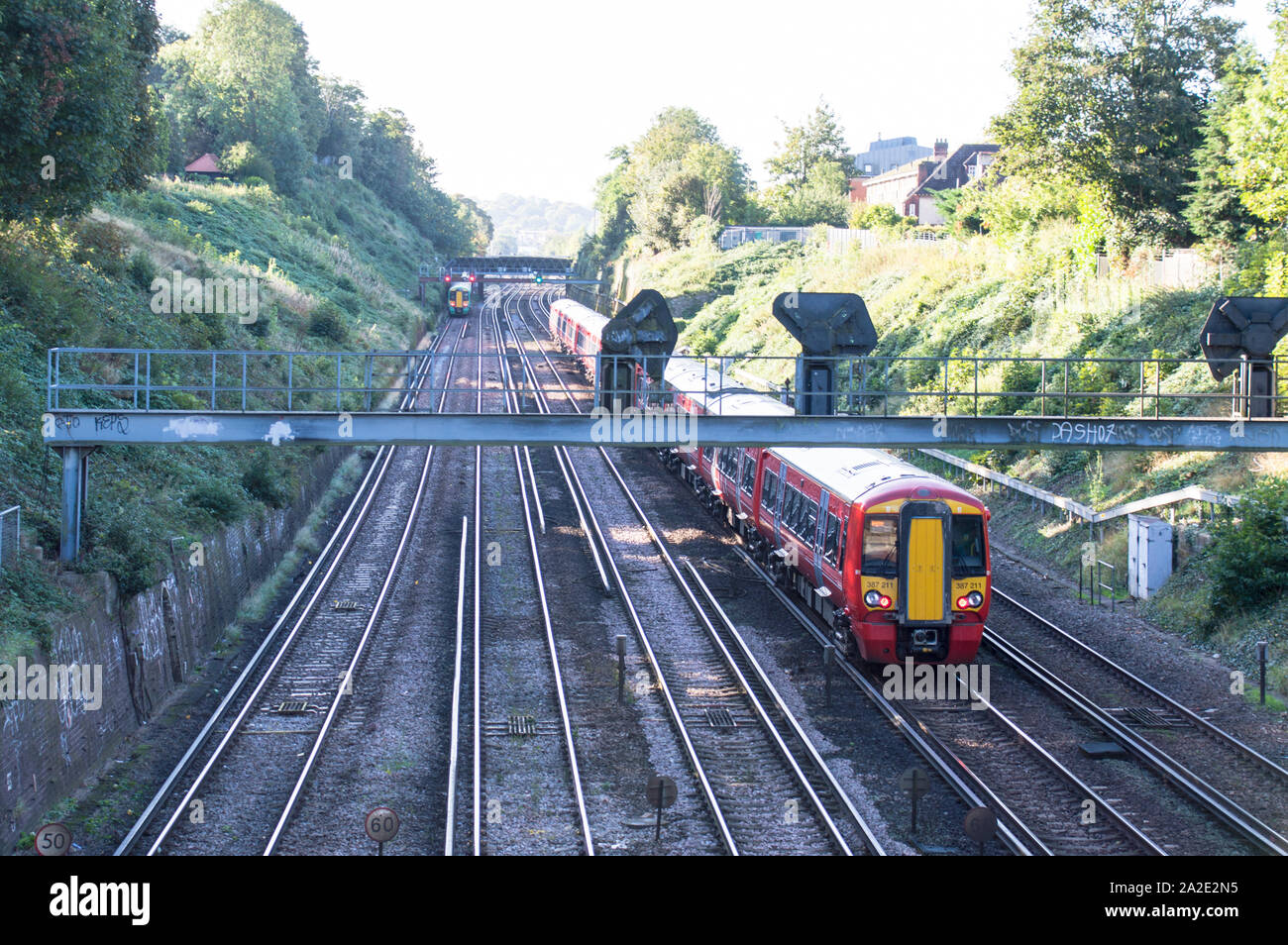 Il treno Gatwick express vista aerea da un ponte Foto Stock
