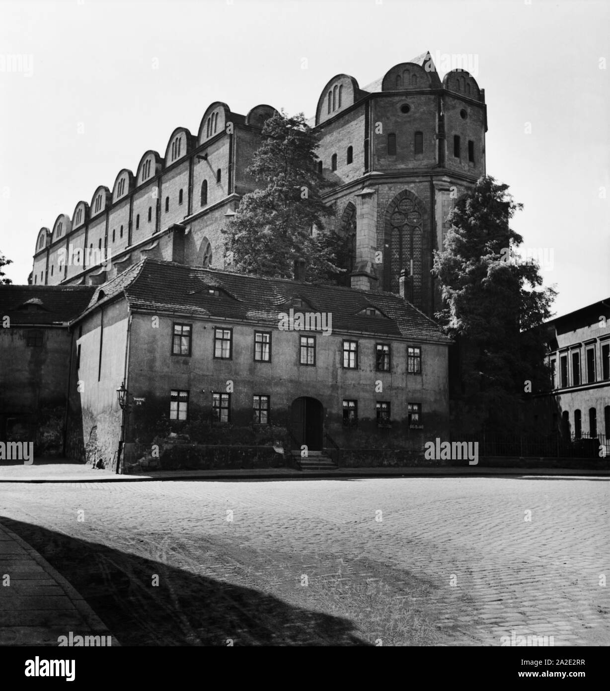Der Dom in der Altstadt von Halle an der Saale, Deutschland 1930er Jahre. La cattedrale presso la vecchia città di Halle, Germania 1930s. Foto Stock