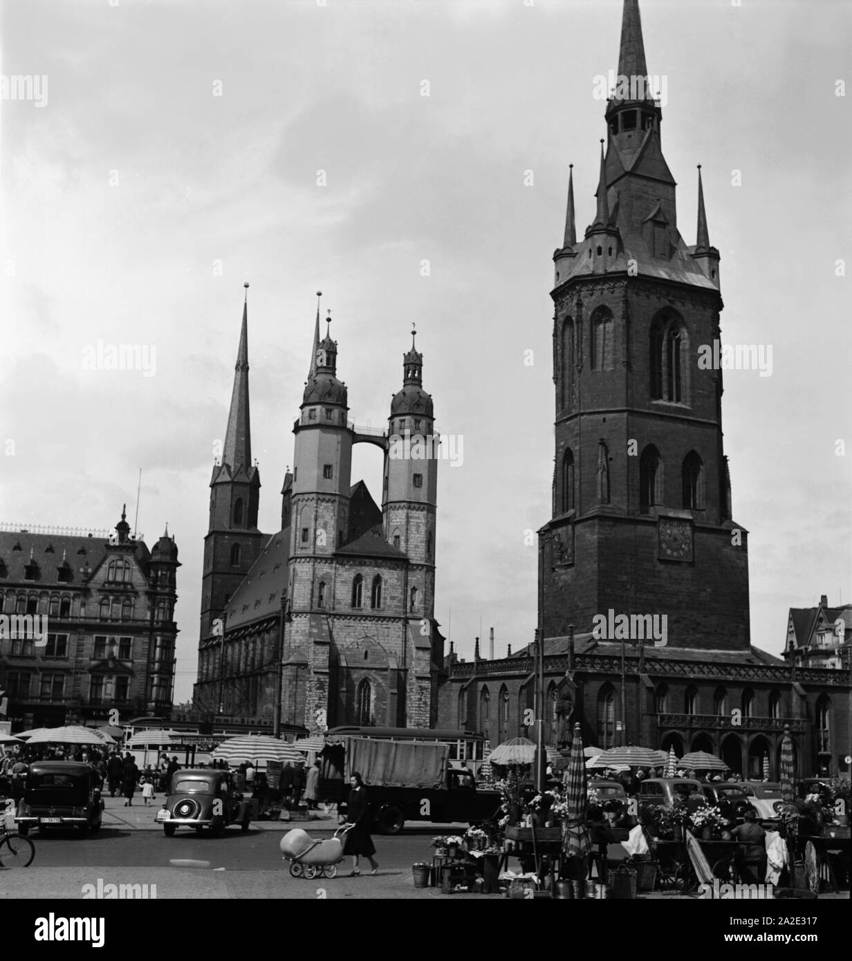 Die Marktkirche und der Rote Turm in der Stadt Halle an der Saale, Deutschland 1930er Jahre. La chiesa di Santa Maria e Roter Turm belfry sono un punto di riferimento della città di Halle, Germania 1930s. Foto Stock