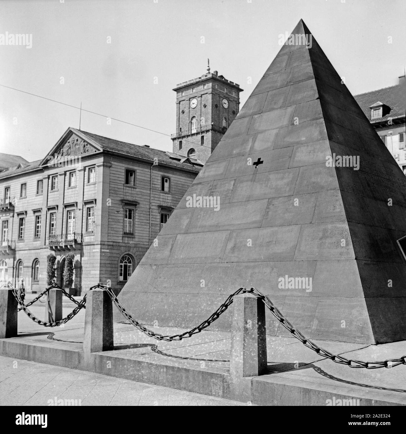 Das Rathaus in Karlsruhe mit der Pyramide auf dem Marktplatz, Deutschland 1930er Jahre. La Karlsruhe city hall con la piramide al mercato principale, Germania 1930s. Foto Stock