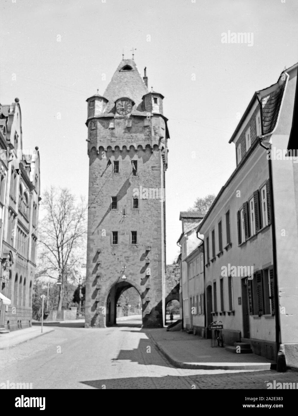 Das Würzburger Tor in Miltenberg, Deutschland 1930er Jahre. Wuerzburger Tor city gate a Miltenberg, Germania 1930s. Foto Stock