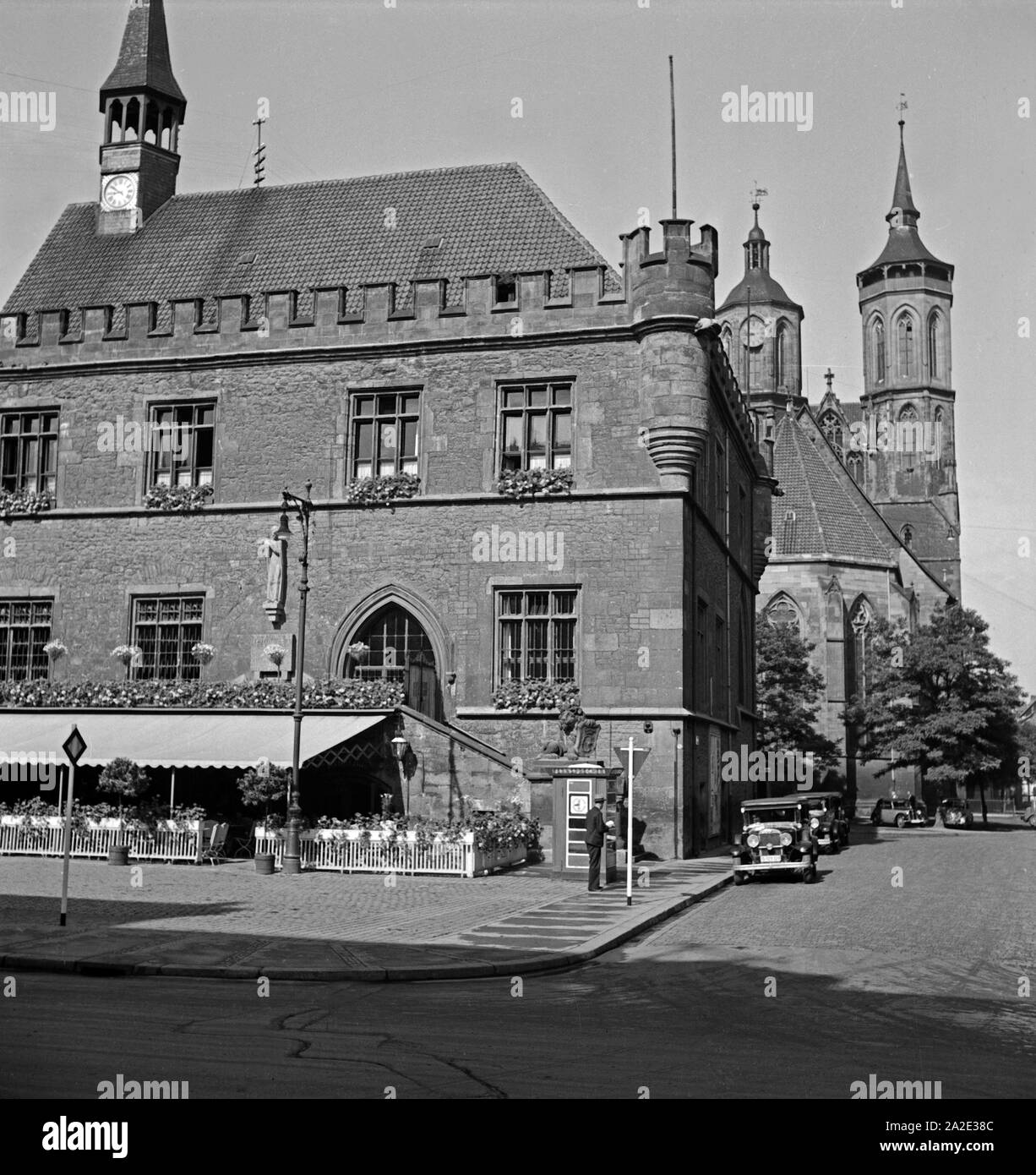 Das alte Rathaus und die Johanniskirche di Göttingen, Deutschland 1930er Jahre. Il vecchio municipio e la chiesa di San Giovanni di 'c chiesa a Goettingen, Germania 1930s. Foto Stock