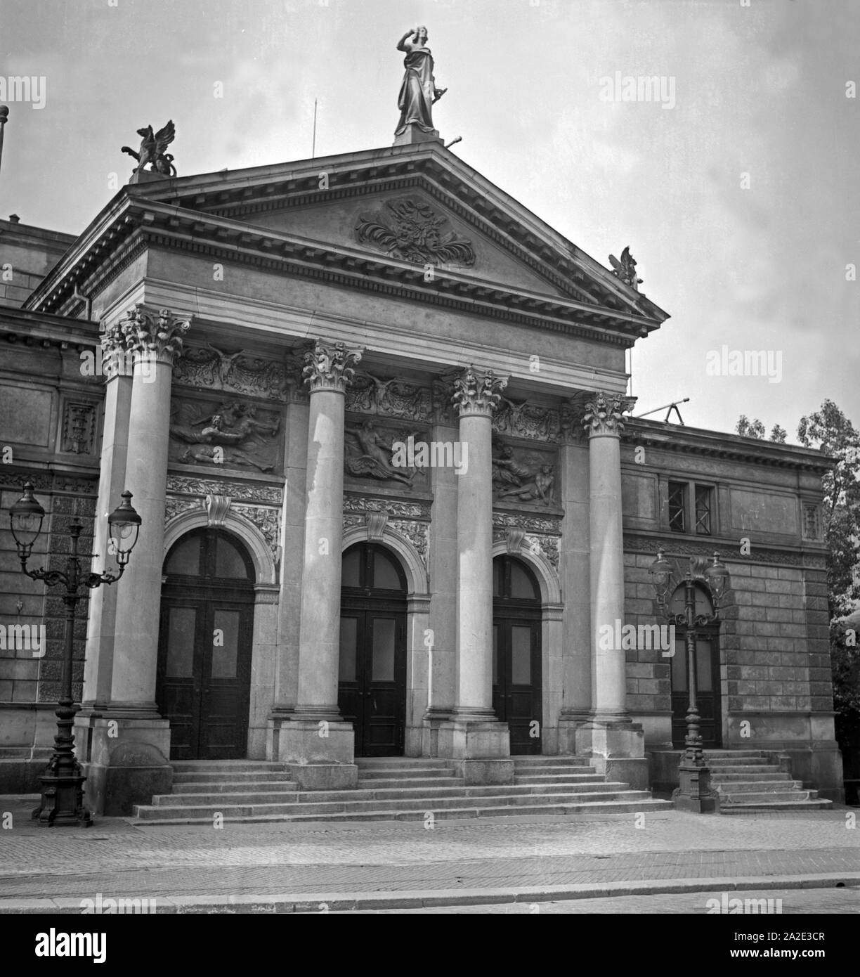 Prima pagina des teatri in Plauen, Deutschland 1930er Jahre. Parte anteriore del teatro della città di Plauen, Germania 1930s. Foto Stock