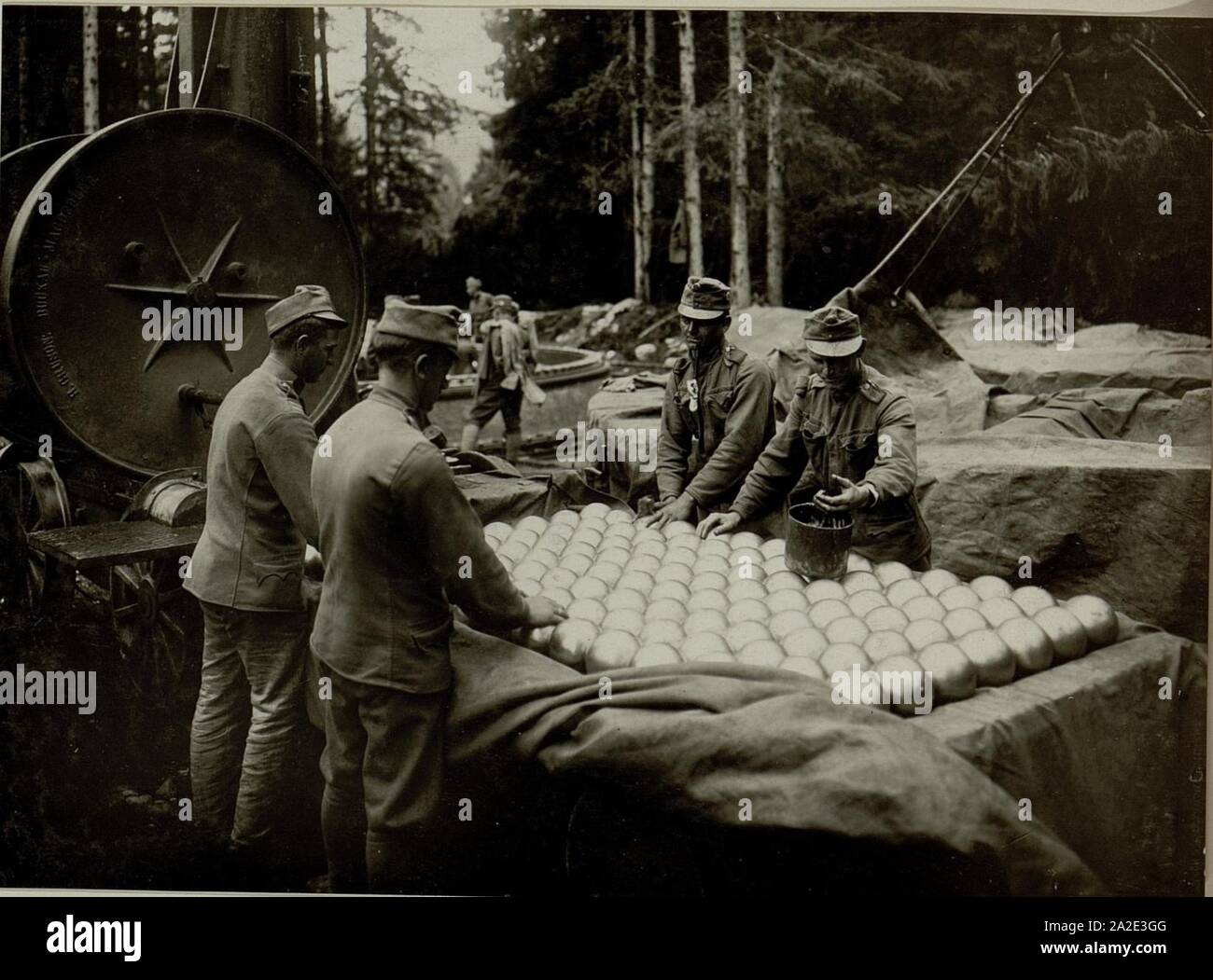 Einfetten der Laufkugeln. Aufgenommen am 18.VIII.1916. Foto Stock