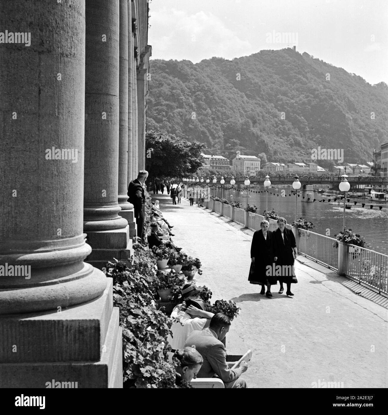 Flanieren Kurgäste am Ufer der Lahn in Bad Ems, Deutschland 1930er Jahre. Spa gli ospiti passeggiare ot riva del fiume Lahn a Bad Ems, Germania 1930s. Foto Stock