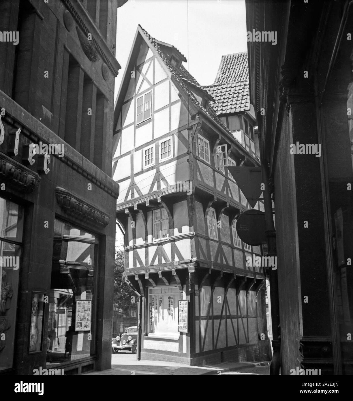 Das Fachwerkhaus 'Umgestülpter Zuckerhut' in der Altstadt von Hildesheim, Deutschland 1930er Jahre. Il legno della casa 'Umgestuelpter Zuckerhut' presso la vecchia città di Hildesheim, Germania 1930s. Foto Stock