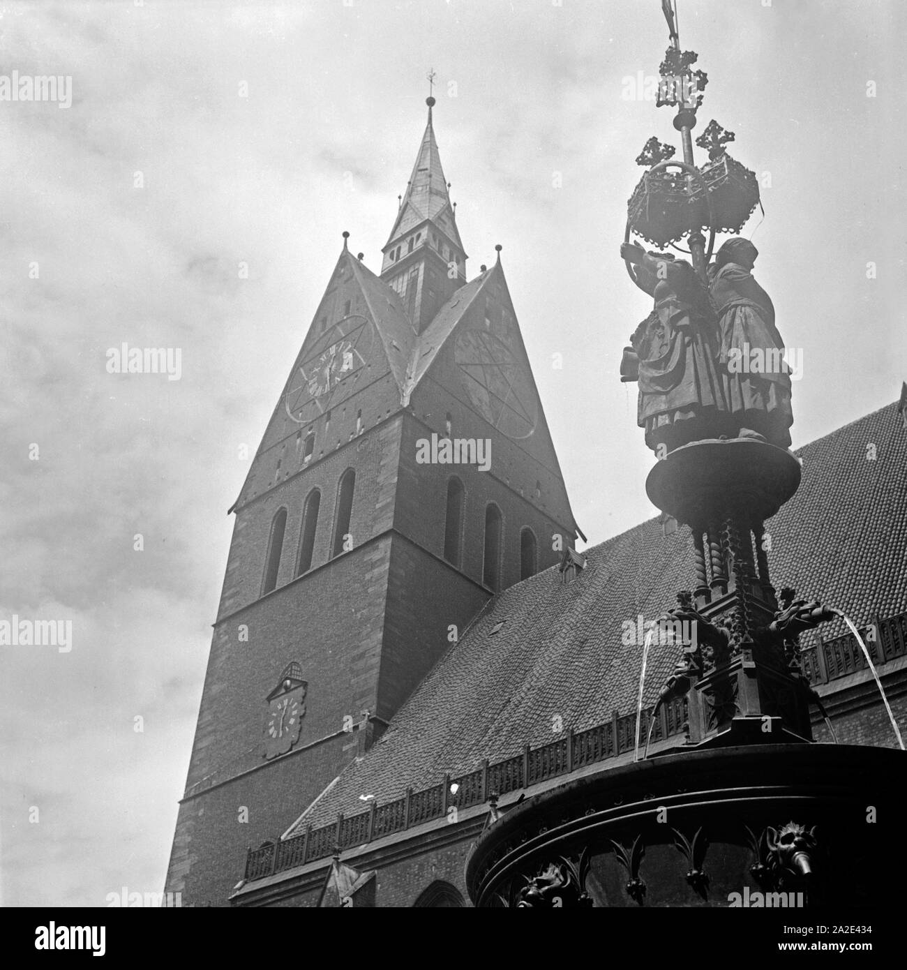 Der Turm der Marktkirche San Georgii et Jacobi in der Altstadt von Hannover, Deutschland 1930er Jahre. Il campanile di San Giorgio e san Jacob presso la vecchia città di Hannover, Germania 1930s. Foto Stock