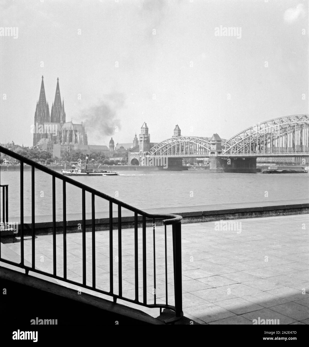 Blick von Deutz auf das Panorama von Köln, 1930er Jahre. Vista da Deutz per la skyline di Colonia, 1930s. Foto Stock