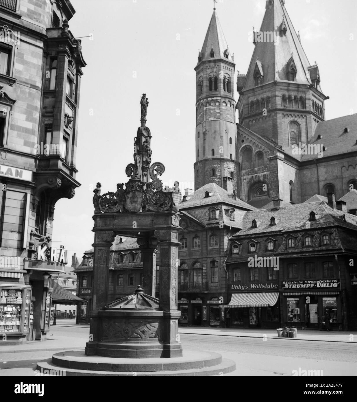 Der Hohe Dom zu Mainz mit Marktplatz, Marktbrunnen und Geschäften am Dom, Deutschland 1930er Jahre. Mainz cattedrale con il principale mercato, fontana e negozi, Germania 1930s. Foto Stock