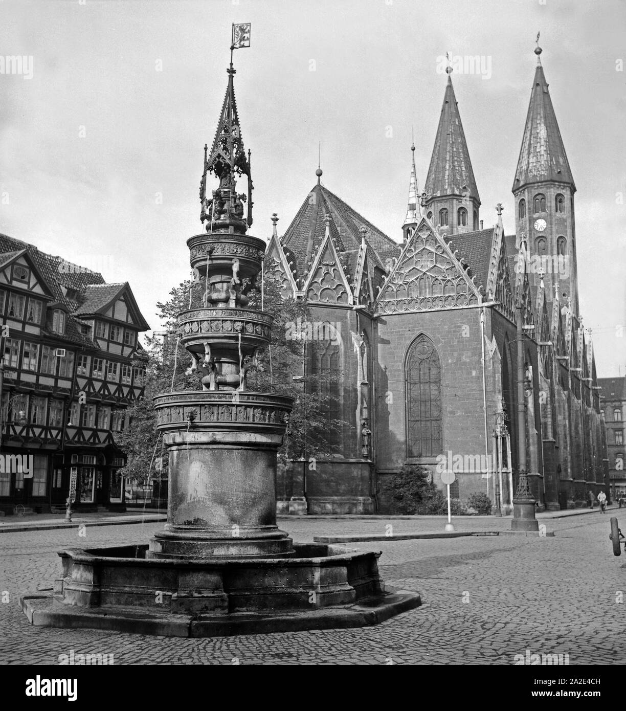 Die Martinikirche mit dem Altstadtmarktbrunnen in Braunschweig, Deutschland 1930er Jahre. La chiesa di San Martino con la fontana della vecchia città di mercato a Braunschweig, Germania 1930s. Foto Stock