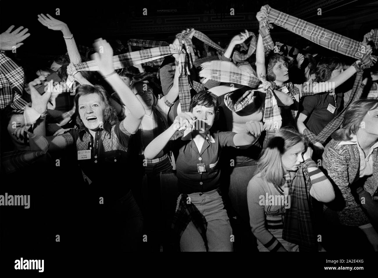 Bay City Rollers pop Group, una boy band degli anni '1970. Tifosi isterici che urlano e salutano sciarpe di tartan. Tartan era lo stile di moda promosso dai Rollers. Newcastle Regno Unito 1970s HOMER SYKES. Foto Stock