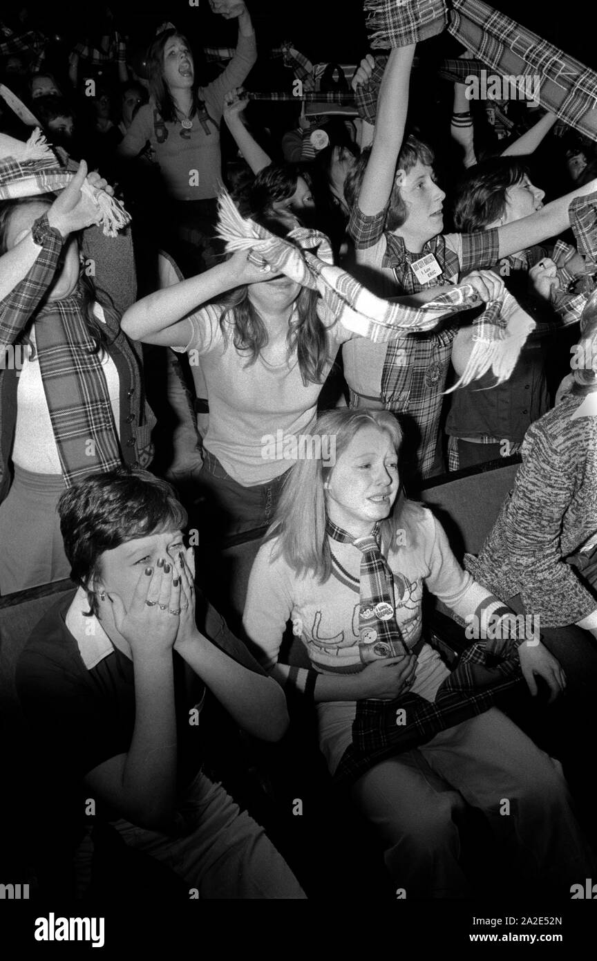 Bay City Rollers pop Group, una boy band degli anni '1970. Tifosi isterici adolescenti che urlano e sventolano sciarpe tartan. Tartan era lo stile di moda promosso dai Rollers. NEWCASTLE REGNO UNITO 1970 HOMER SYKES. Foto Stock