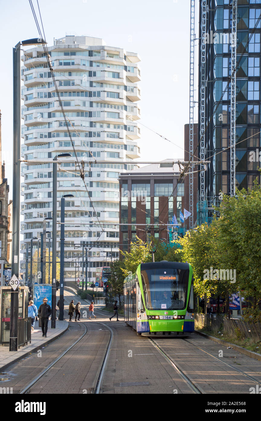 Croydon tram e NLA edificio Foto Stock