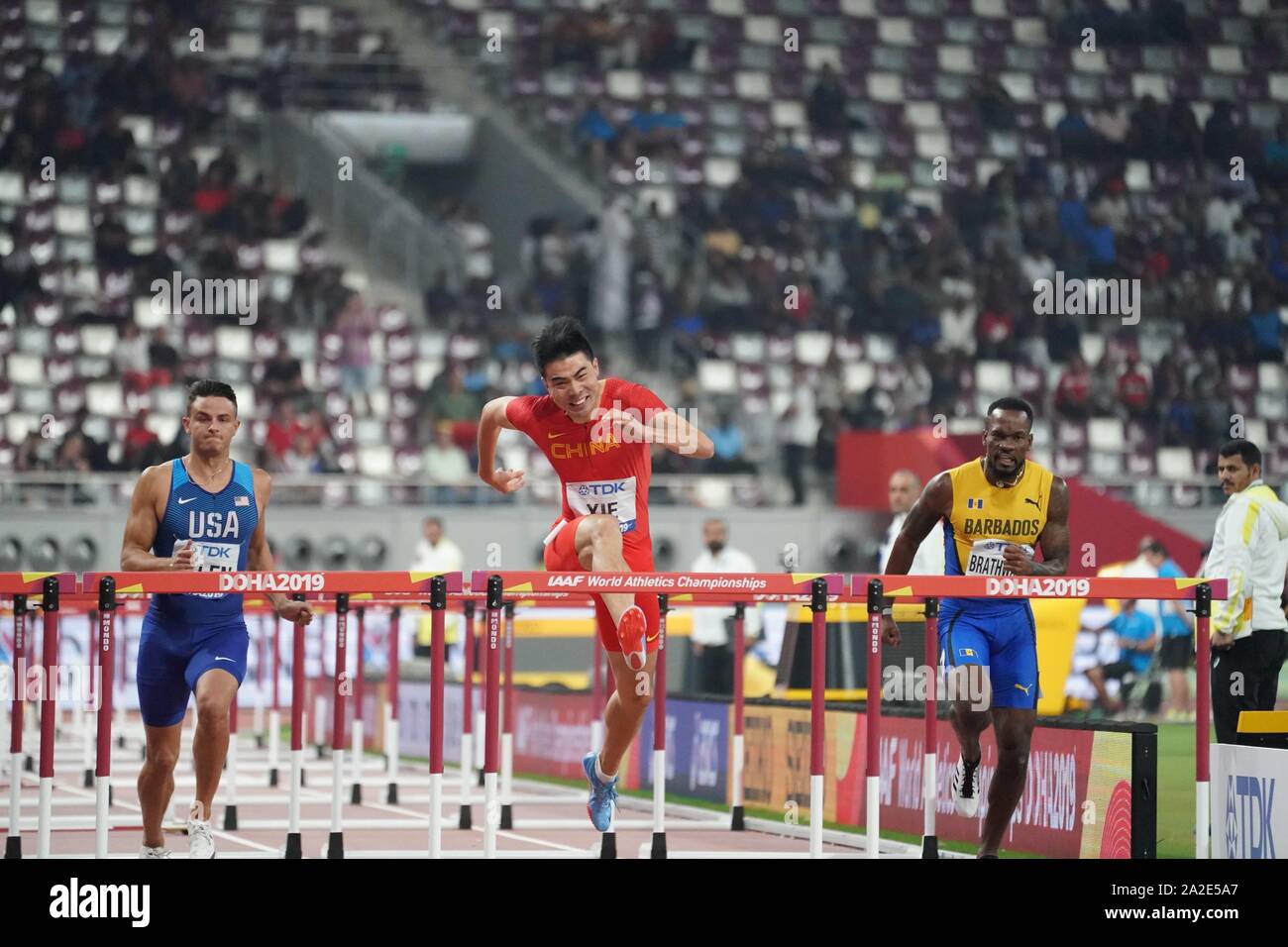 (191002) -- DOHA, Ottobre 2, 2019 (Xinhua) -- Xie Wenjun (C) della Cina compete durante gli uomini 110m Hurdles Finale al 2019 IAAF mondiale di atletica a Doha, in Qatar, il 2 ottobre, 2019. Xie si è classificato quarto con 13.29 secondi. (Xinhua/Li pista) Foto Stock