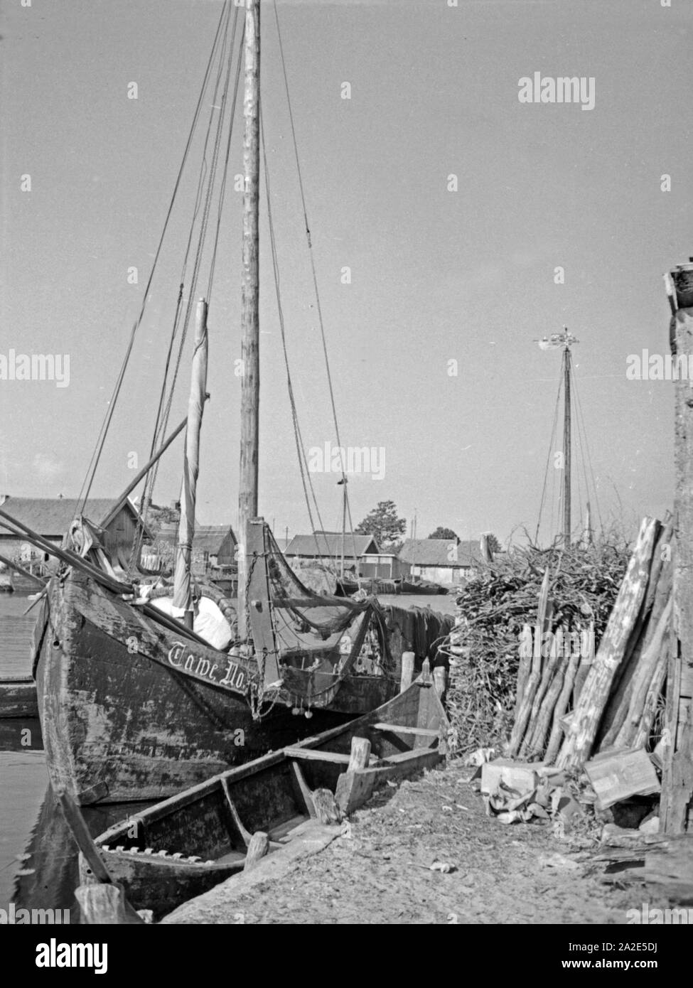 Im Dorf Tawe Memeldelta im in Ostpreußen, 1930er Jahre. Nel villaggio Tawe in Memel delta, Prussia orientale, 1930s. Foto Stock Im Dorf Tawe Memeldelta im in Ostpreußen, 1930er Jahre. Nel villaggio Tawe in Memel delta, Prussia orientale, 1930s. Foto Stock