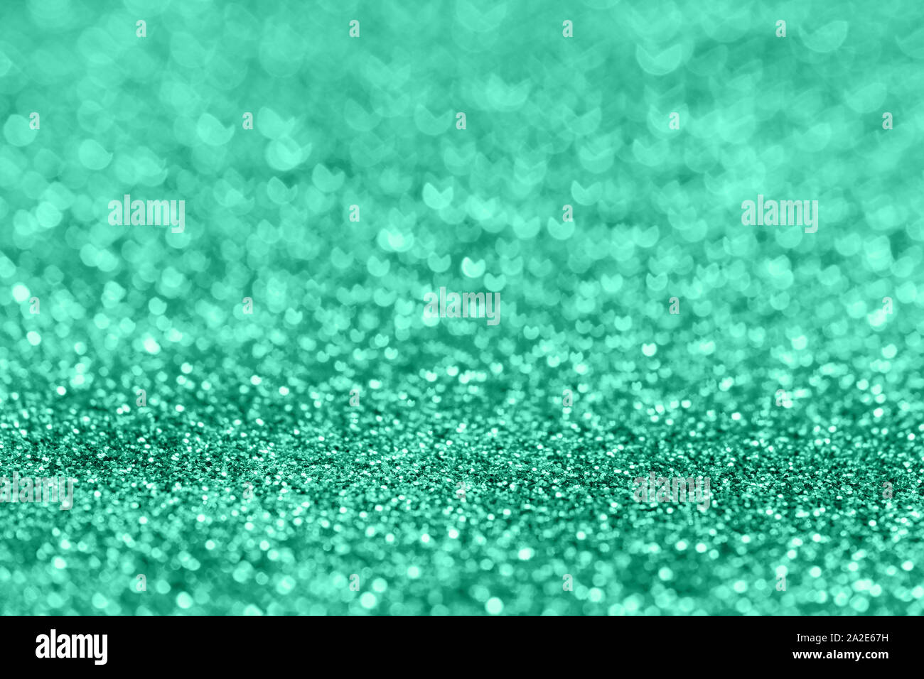 Composizione astratta. Alla moda di menta turchese glitter sfondo luminoso con un bellissimo bokeh, il fuoco selettivo, la profondità di campo Foto Stock