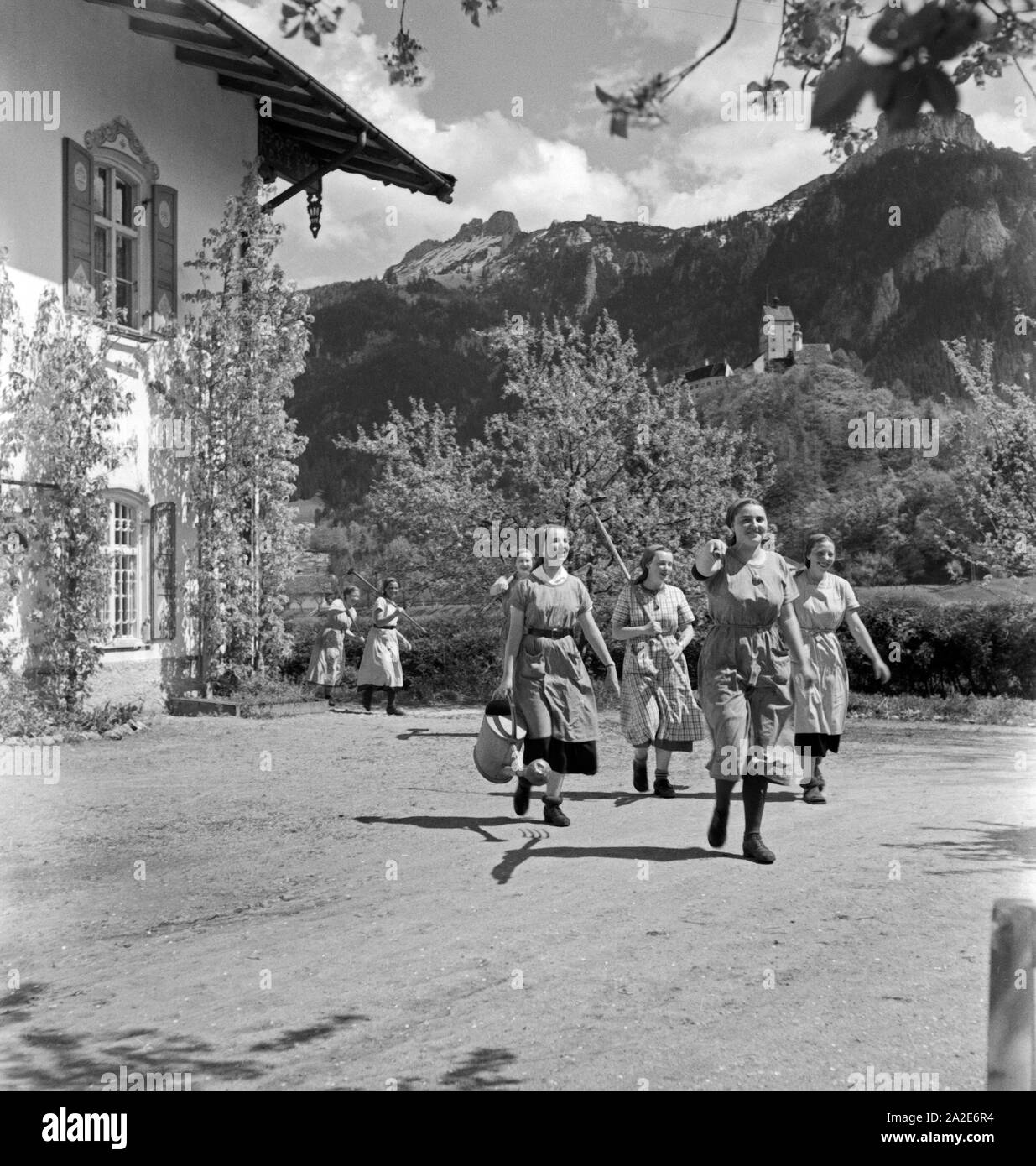 In Frauenarbeitsdienst Hohenaschau im Chiemgau, Deutschland 1930er Jahre. Aiutare le donne in una fattoria a Hohenaschau, Germania 1930s. Foto Stock