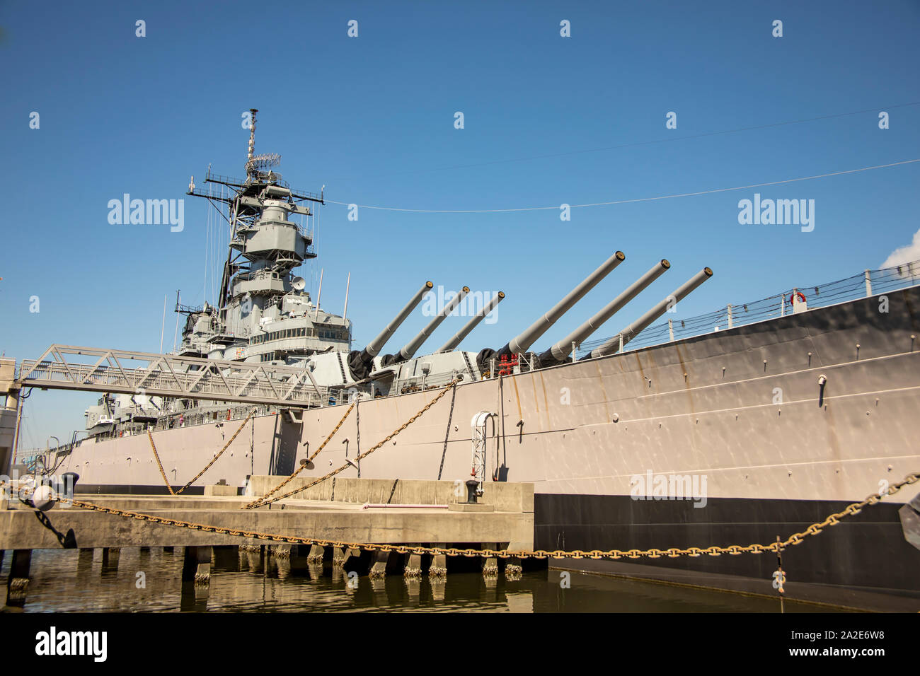 Norfolk, VA - 25 Settembre 2019 : Decomissioned Iowa classe Corazzata USS Wisconsin lungo il lungomare di Norfolk, Virginia, Stati Uniti d'America. Foto Stock