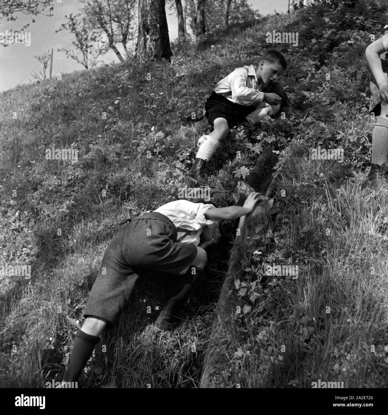 Zwei Jungen trinken auf eine Wanderung aus einem Bach bei Berchtesgaden, Deutschland 1930er Jahre. Mentre vagavano, due ragazzi prendere acqua da un torrente, Germania 1930s. Foto Stock