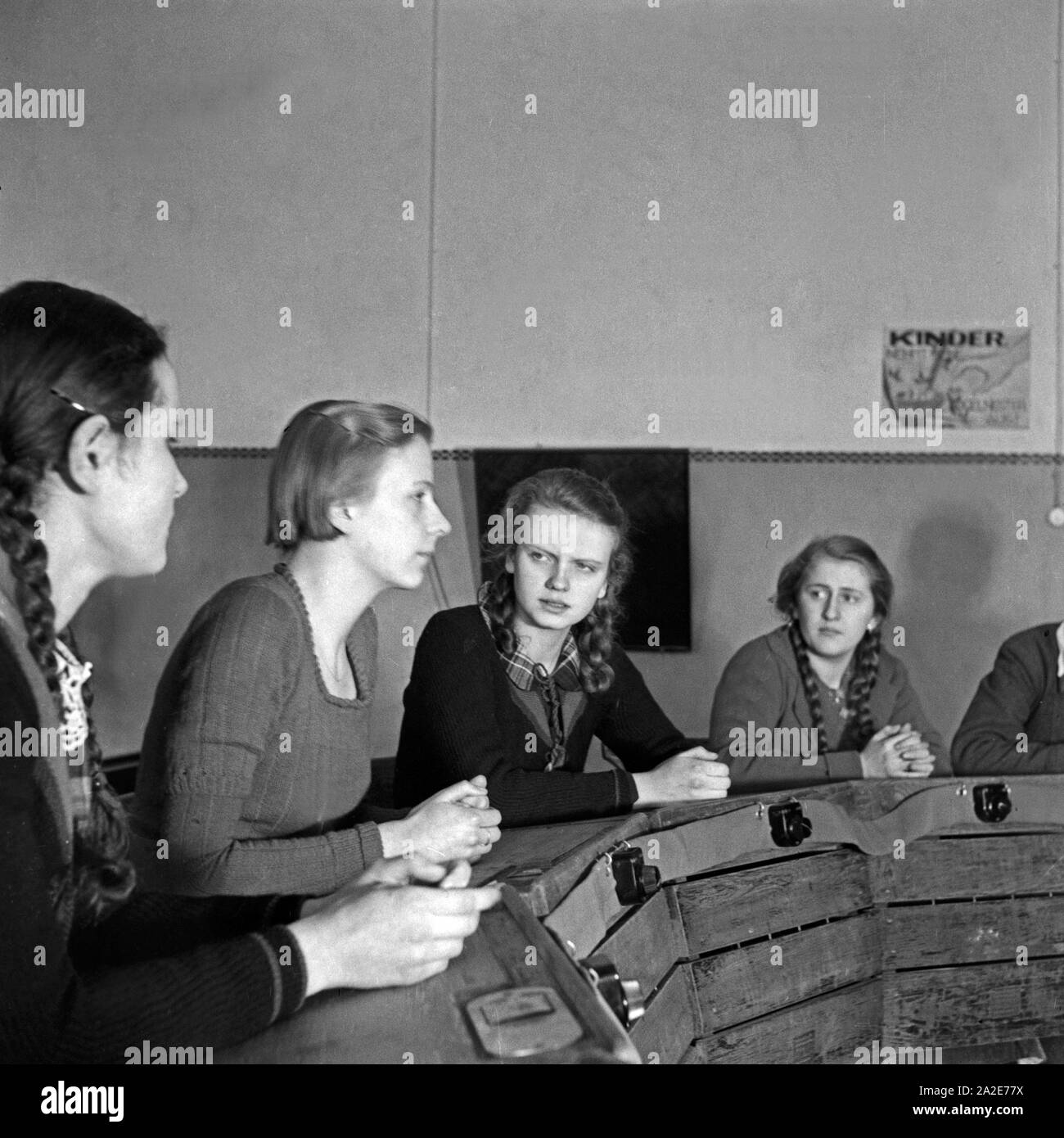 Jugendliche Mädchen beim Unterricht in einer Taubstummenschule, Deutschland 1930er Jahre. Ragazze a una lezione presso una scuola per il sordomuto, Germania 1930s. Foto Stock