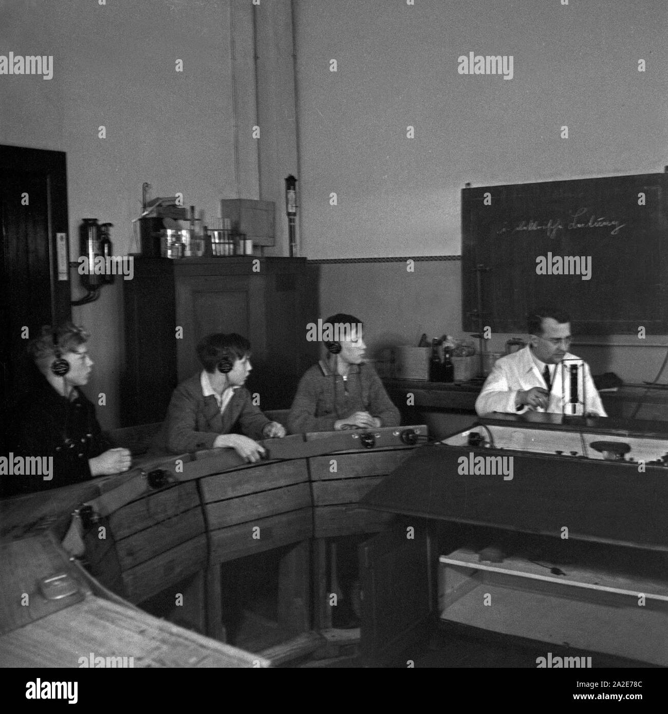 Jugendliche beim Unterricht im Sprachlabor in einer Taubstummenschule, Deutschland 1930er Jahre. Ragazzi a una lezione presso una scuola per il sordomuto, Germania 1930s. Foto Stock