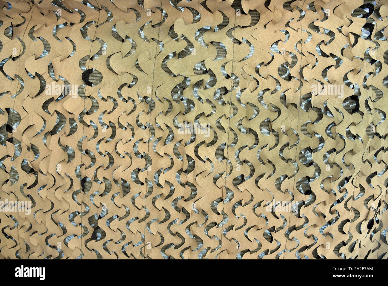 Rete di recinzione a maglie militari di protezione camouflage militare di sfondo a maglie di protezione sullo sfondo del capo. Foto Stock