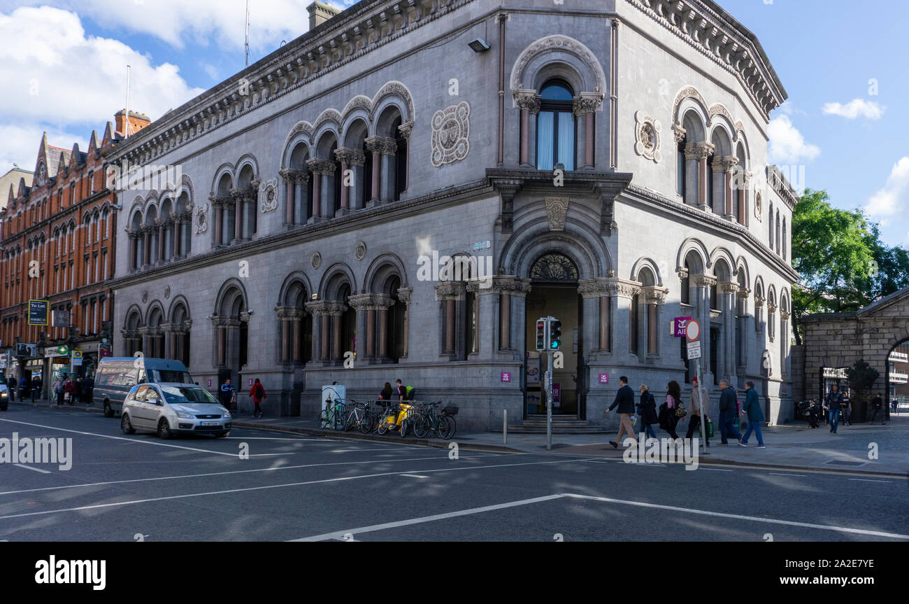 Un Allied Irish Bank filiale a Dame Street in un edificio che una volta ospitava il Munster e Leinster Banca. Progettato da Thomas Deane nel 1872. Foto Stock