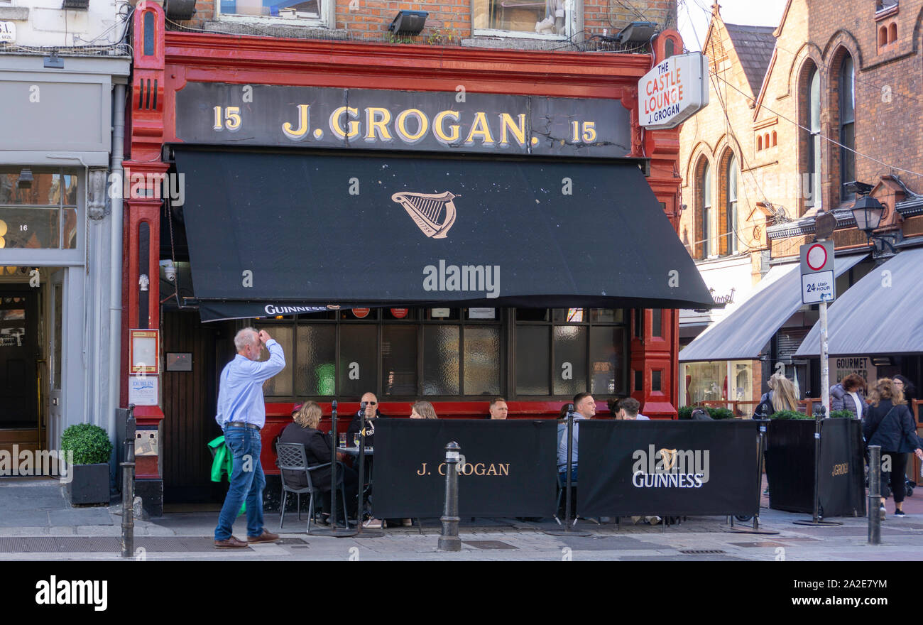 Grogan's Castle Lounge, Sth William Street una volta un ben noto ritrovo di una letteraria e artistica la serie è uno di Dublino più popolare pub. Foto Stock