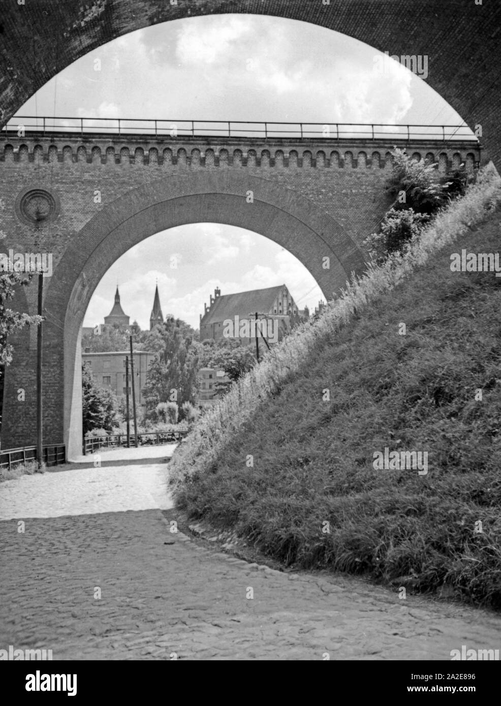 Durchblick unter einer Brücke auf das Schloss in Allenstein, Ostpreußen 1930er Jahre. Il castello di Allenstein, Prussia orientale, visto da sotto un ponte, 1930s. Foto Stock