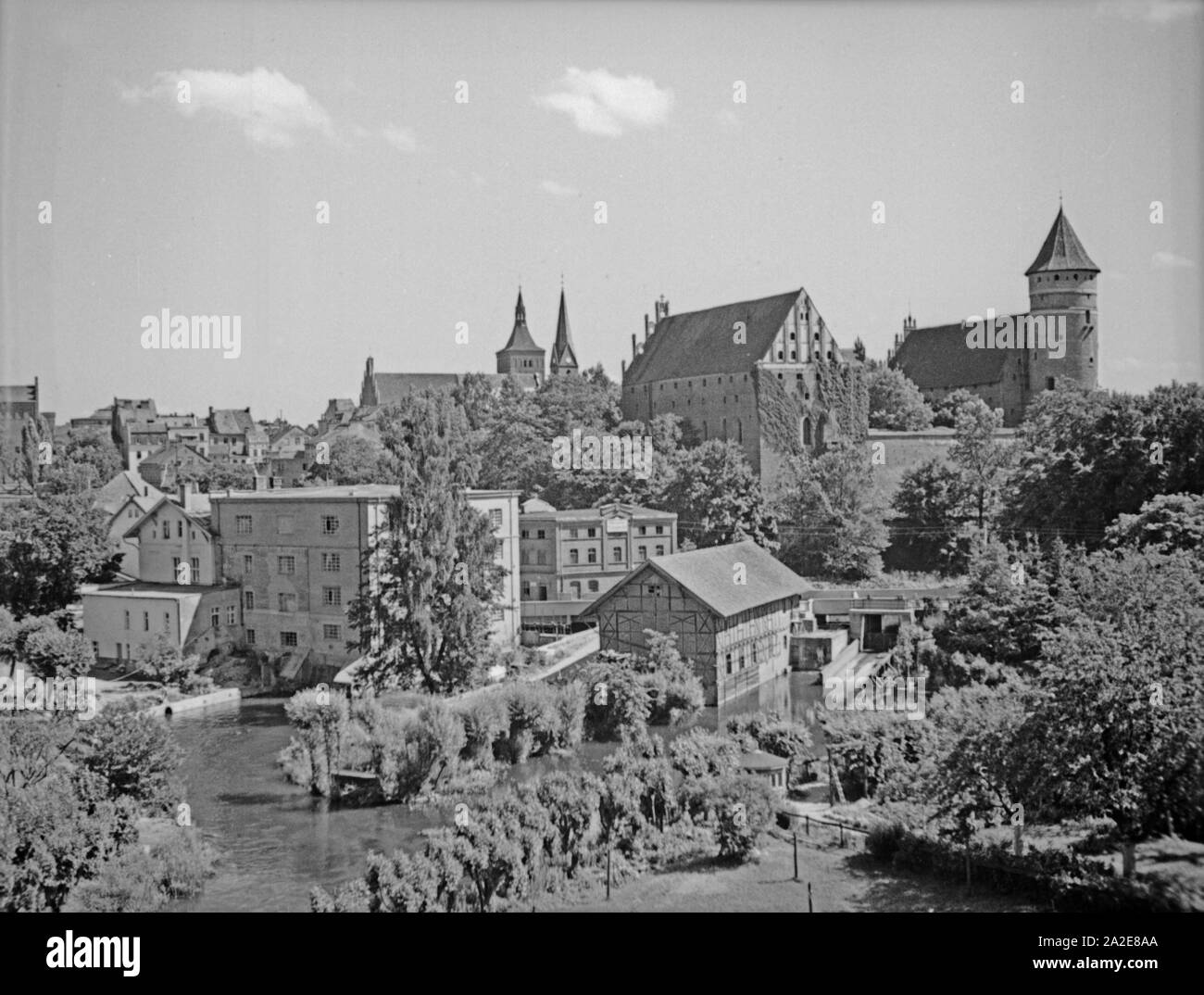 Blick auf die Altstadt, Das Schloss, die katholische Kirche und den Fluß Alle in Allenstein, Ostpreußen 1930er Jahre.Vista della città vecchia, il castello, la Chiesa Cattolica e il fiume alle a Allenstein, Prussia orientale, 1930s. Foto Stock