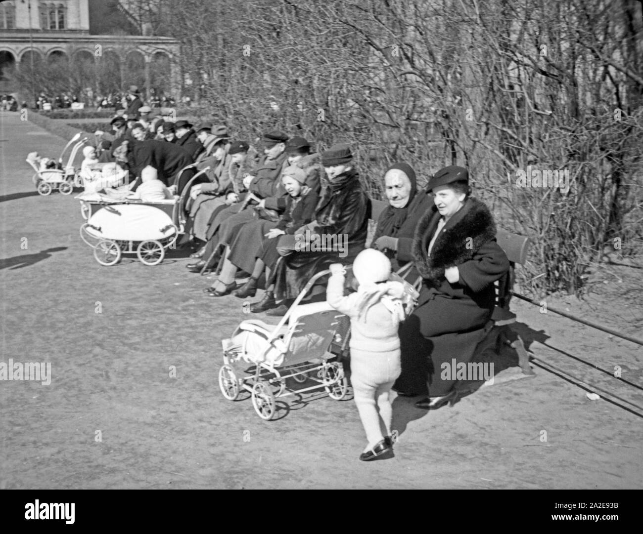 Menschen nehmen sich Die Zeit für ein Sonnenbad am Paradeplatz, nahe der Neuen Universität di Königsberg, Ostpreußen 1930er Jahre. Le persone che hanno preso il tempo per prendere il sole sul Paradeplatz Square, vicino nuova università a Koenigsberg, Prussia orientale 1930s. Foto Stock