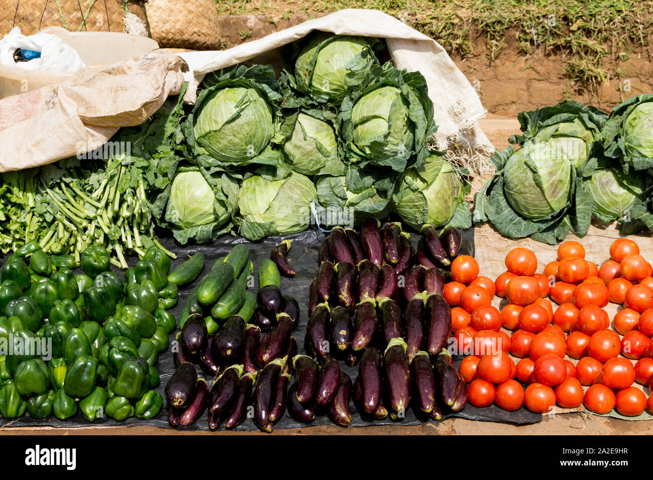 Una raccolta di ortaggi per la vendita in un mercato a Mzuzu, Malawi Foto Stock
