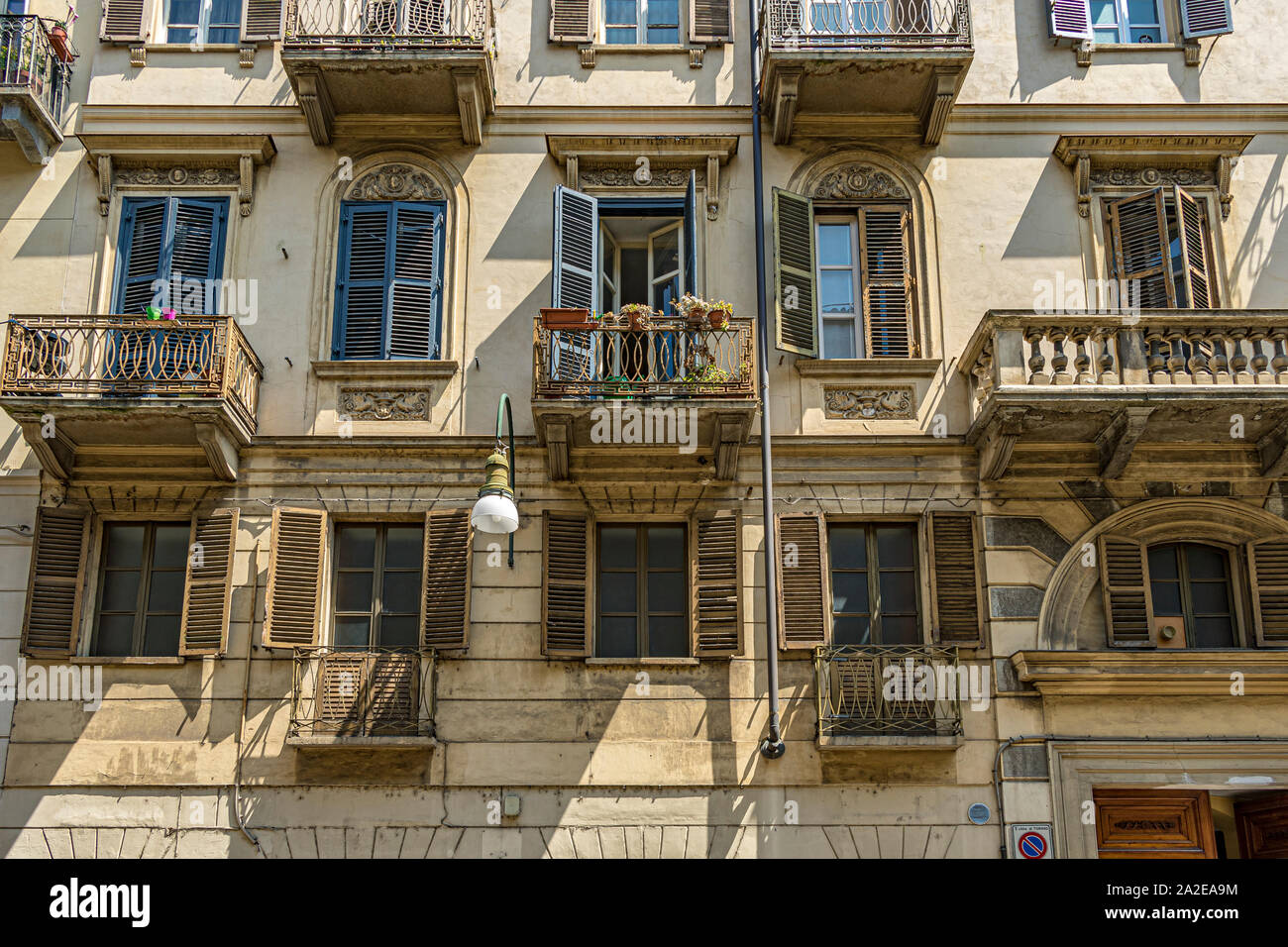 Eleganti edifici in pietra con balconi e persiane di legno lungo la Via delle Orfane ,Torino,Italia Foto Stock