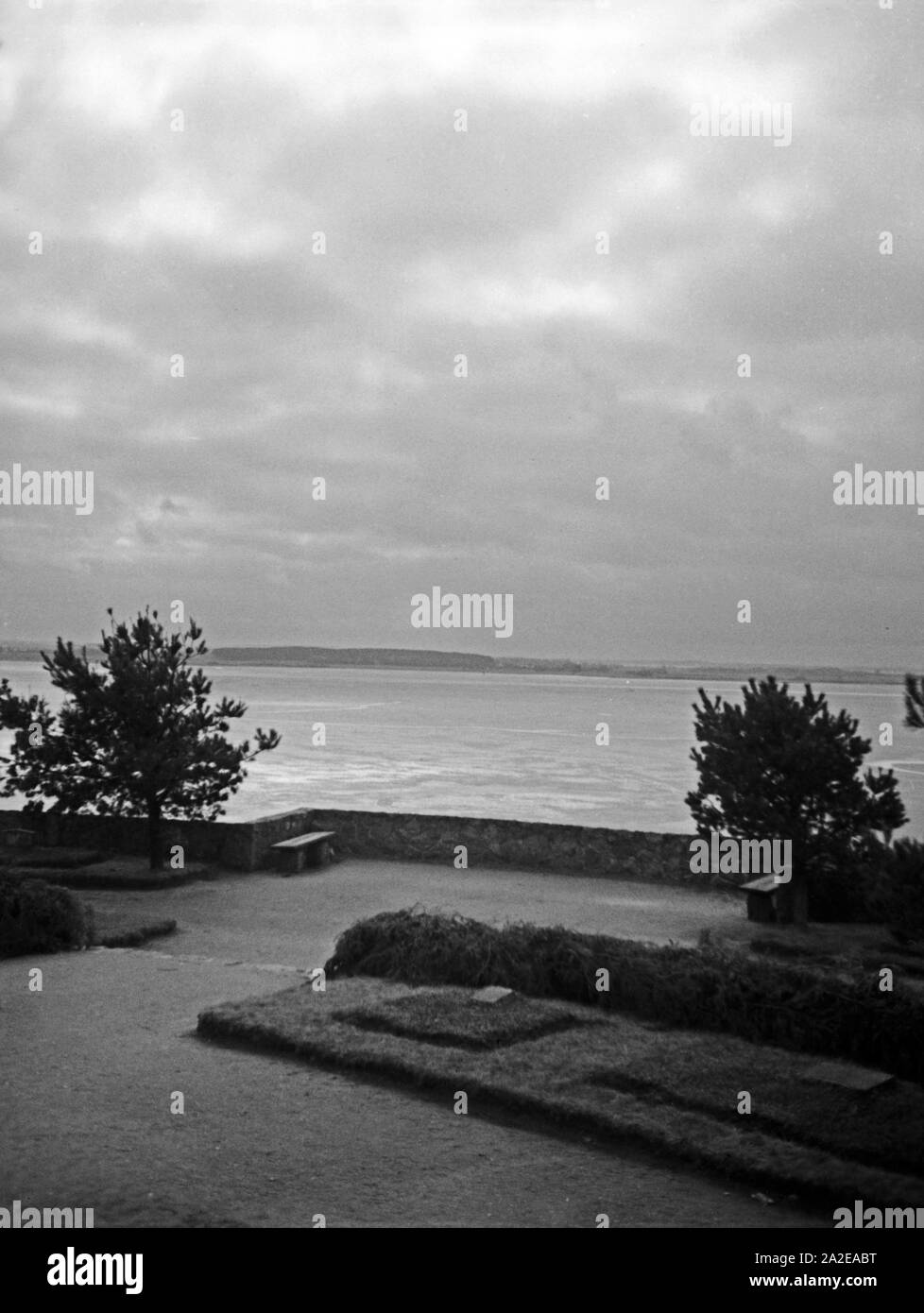 Blick vom Soldatenfriedhof in Angerburg auf den Schwenzaitsee in Masuren, Ostpreußen, 1930er Jahre. Vista dal cimitero militare di Angerburg al lago Schwenzaitsee in Masuria - Prussia Orientale, 1930s. Foto Stock