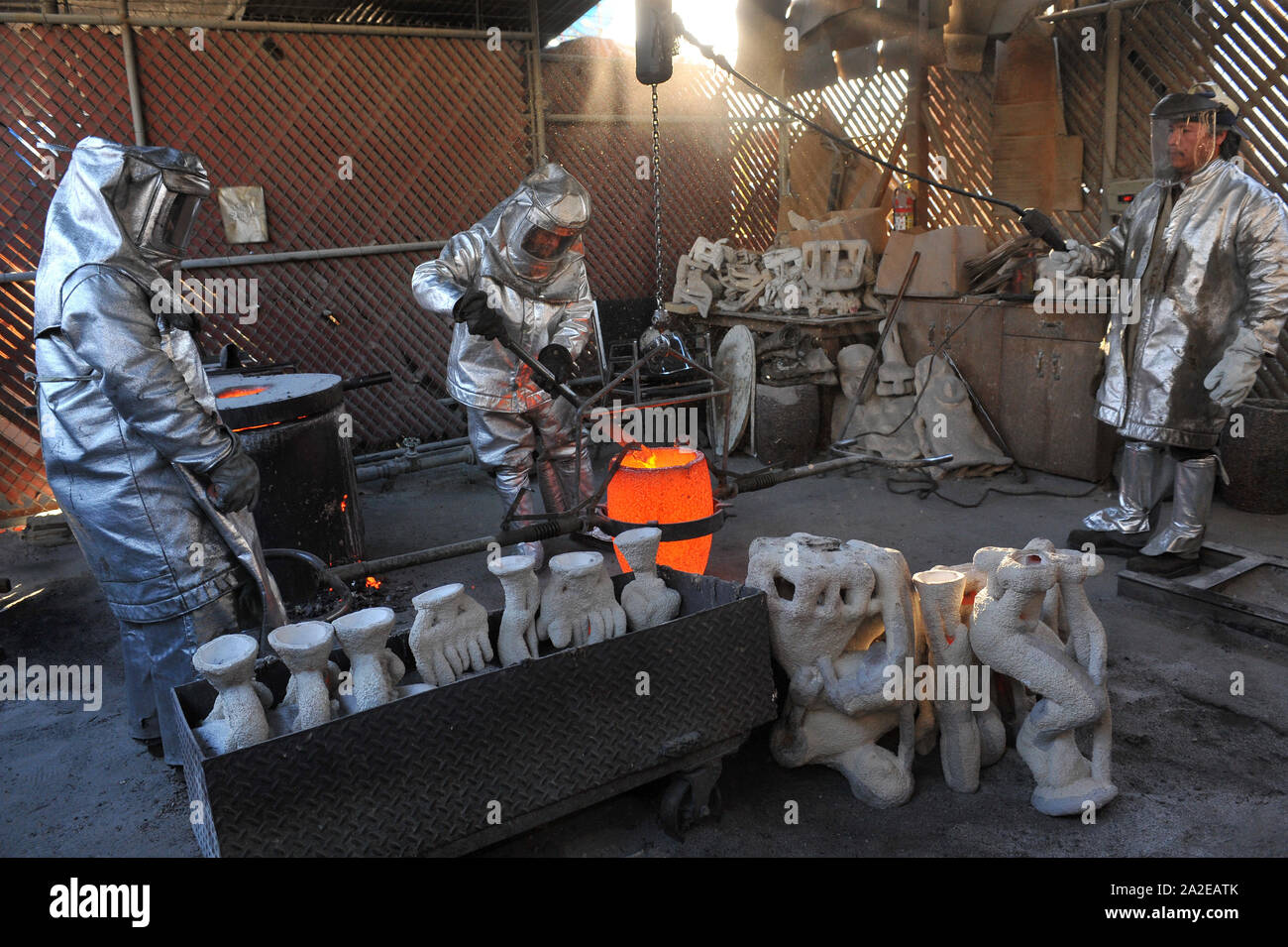 LOS ANGELES, CA. 21 gennaio 2011: la fusione del bronzo massiccio attore¨ statuette di essere assegnato in occasione della XVII annuale di Screen Actors Guild Awards nel gennaio 30th. Le statuette erano espressi in American Fine Arts Fonderia di Burbank, California. Ogni statuetta pesa 12 libbre e stand 16 centimetri di altezza. Essi attore è stato scolpito da Edward Saenz e progettato da Jim Helmann e Jim Barrett. © 2011 Paul Smith / Featureflash Foto Stock